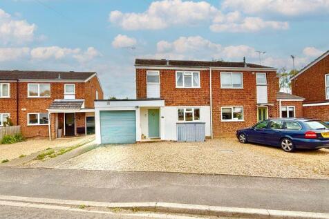 Vandyke Close, Woburn Sands MK17 3 bed semi
