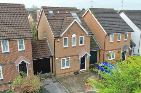 Madox Brown End, Sandhurst GU47 4 bed link detached house for sale