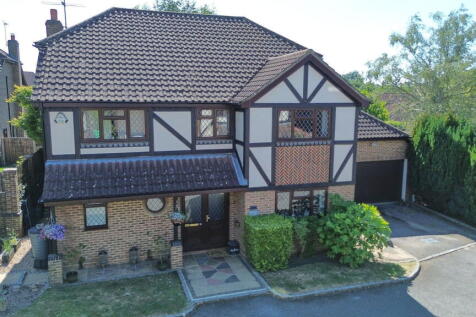 Windsor Gardens, Ash GU12 4 bed detached house for sale