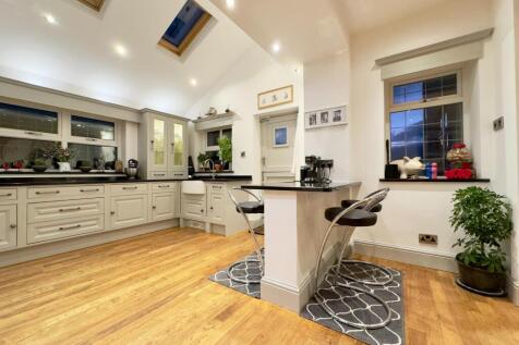 Old School Lane, Darwen, BB3 4 bed semi