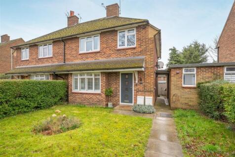 Surly Hall Walk, Windsor 2 bed maisonette for sale