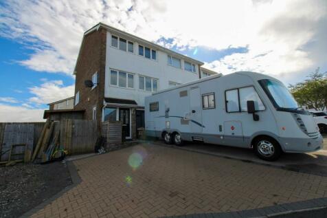 4 bedroom end of terrace house for sale