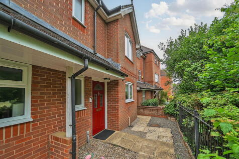 Britannia Drive, Beggarwood... 3 bed semi