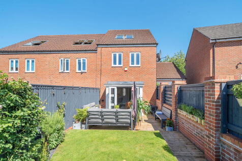 Kew Close, Basingstoke, RG24 9TP 3 bed semi
