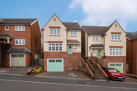 4 bedroom detached house for sale