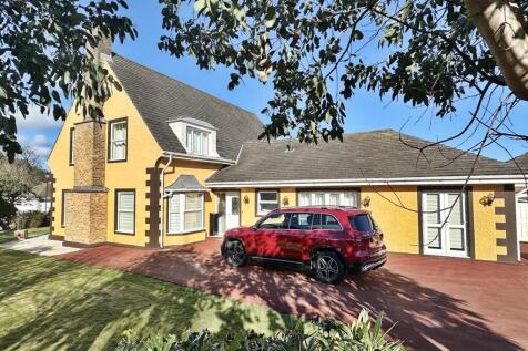 6 bedroom detached bungalow for sale