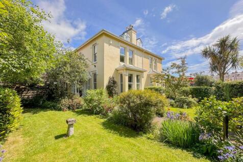 5 bedroom semi-detached house for sale
