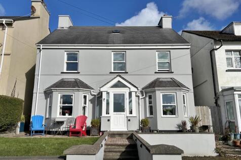 6 bedroom detached house for sale