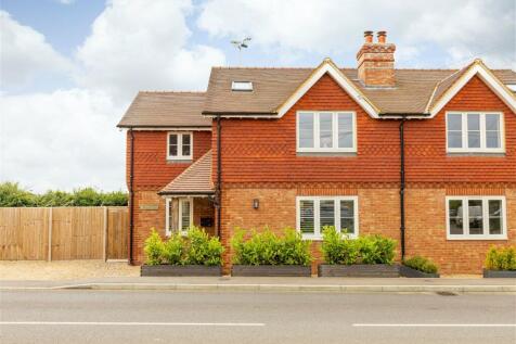 Dunsfold Road, Cranleigh GU6 3 bed semi