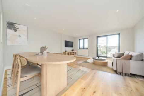 Kingston Road, Wimbledon SW20 2 bed flat for sale