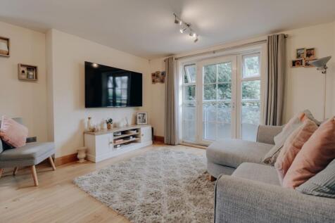Cosmia Court, Bushey, WD23 2 bed flat for sale