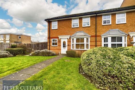 Lawrence Avenue, Ware SG12 2 bed cluster house for sale