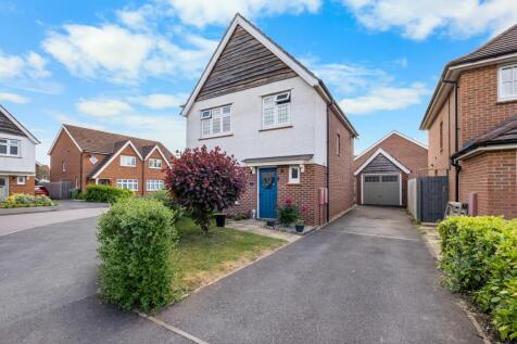 Turntable Avenue, Bromsgrove. B60 3SQ 3 bed detached house for sale