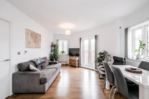 1 Allerton Grove, Chigwell IG7 2 bed flat for sale