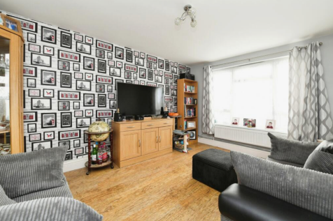 3 bedroom ground floor flat for sale