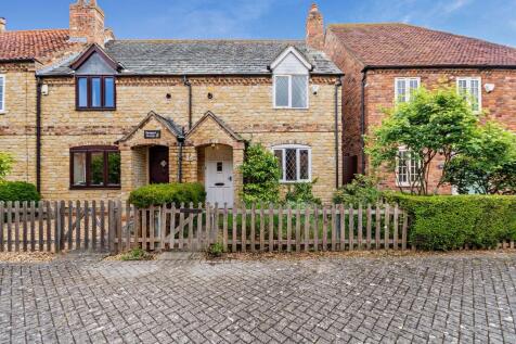 2 bedroom semi-detached house for sale