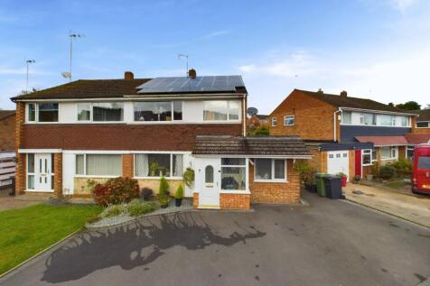 Coniston Drive, Kingswinford, DY6 9BZ 4 bed semi