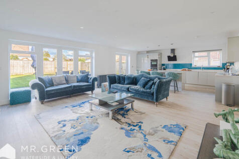 4 bedroom detached bungalow for sale