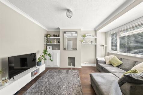 Chertsey Road, Twickenham TW2 2 bed maisonette for sale