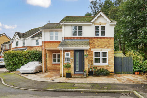 Tarn Close, Farnborough GU14 5 bed detached house for sale