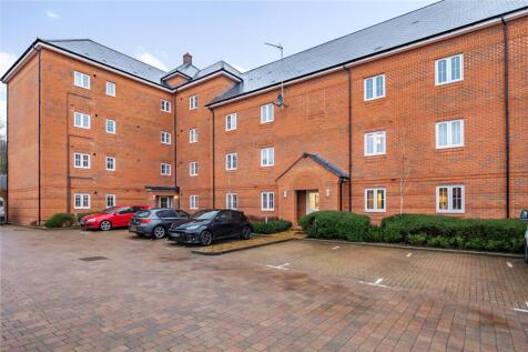 Charteris Close, Aldershot GU11 2 bed apartment for sale