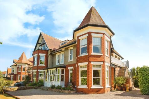 3 bedroom maisonette for sale