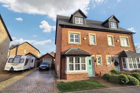 Lancaster Place, Clitheroe, BB7 2RH 4 bed semi