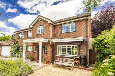 19 Hill Gardens, Streatley on... 6 bed detached house for sale