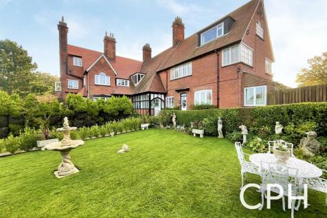 Holbeck Hill, Scarborough 2 bed apartment for sale