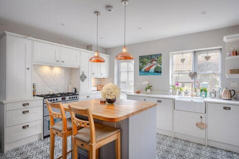 Elm Road, Bishops Stortford... 4 bed semi