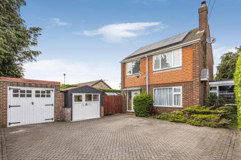 Glenmore Close, Surrey KT15 3 bed detached house for sale