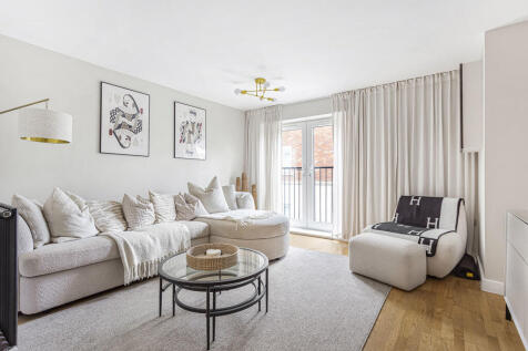 Rosemount Avenue, Surrey KT14 1 bed apartment for sale