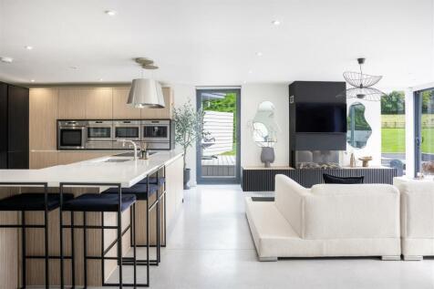 6 bedroom detached house for sale