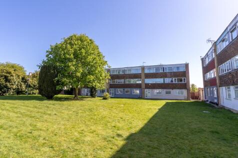 Walton Gardens, Preston Road... 2 bed duplex for sale