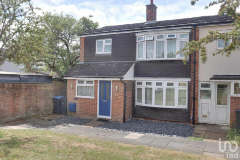 4 bedroom end of terrace house for sale