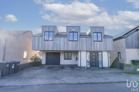 6 bedroom detached house for sale