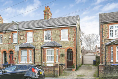 Boundary Road, Woking, Surrey, GU21 3 bed end of terrace house for sale