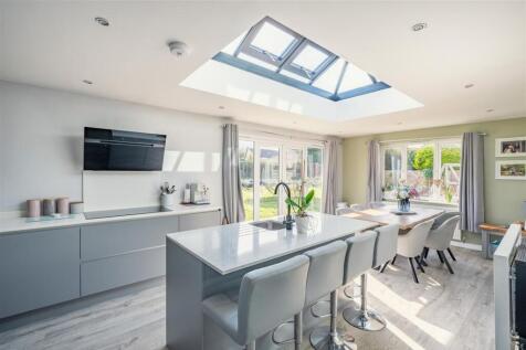 4 bedroom detached bungalow for sale
