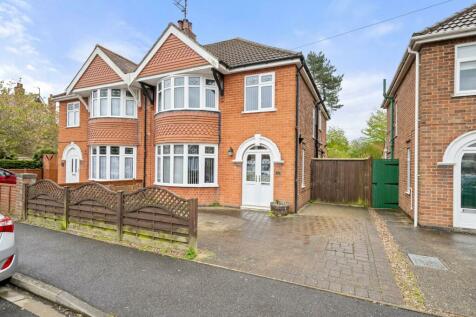 4 bedroom semi-detached house for sale