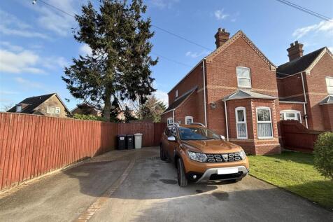 3 bedroom semi-detached house for sale