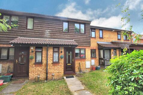 Barnes Avenue, Norwood Green UB2 2 bed terraced house for sale