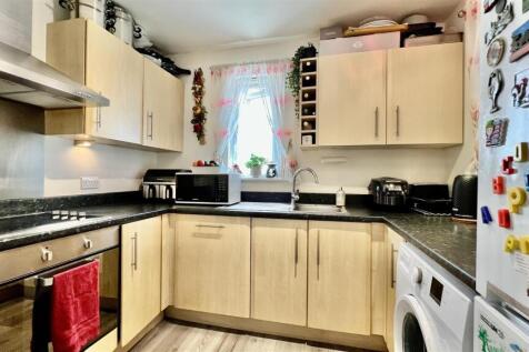 Canalside Gardens, Southall UB2 3 bed apartment for sale