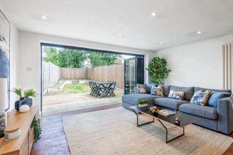 Benthal Road, London N16 2 bed flat for sale