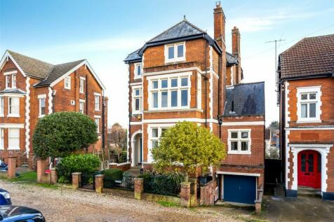 6 bedroom detached house for sale