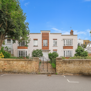 2 bedroom ground floor flat for sale