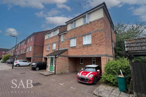 Frensham Close, Southall, UB1 2 bed flat for sale