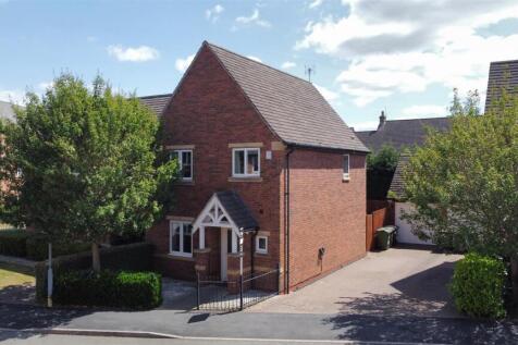 3 bedroom link detached house for sale