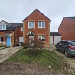 3 bedroom link detached house for sale