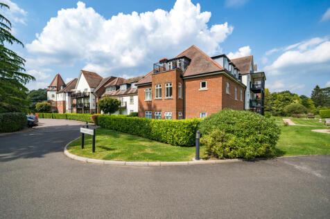 Beacon Crescent, Surrey GU26 3 bed flat for sale