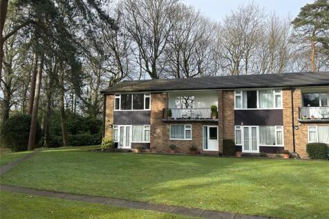 Beacon Hill Court, Surrey GU26 2 bed flat for sale